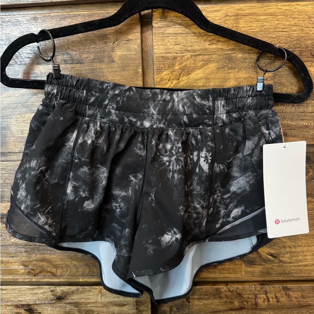 Lululemon Hotty Hot LR Short 2.5 (NWT)